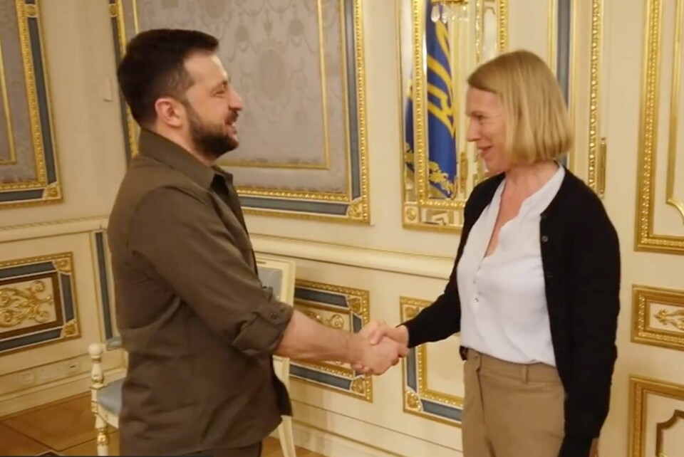 BESØK: Utenriksminister Anniken Huitfeldt hilser på Volodymyr Zelenskyj. Han er Ukrainas president. Foto: UD / NTB Bildet viser at utenriksminister Anniken Huitfeldt (Ap) søndag besøkte Ukrainas president Volodymyr Zelenskyj i Kyiv.Foto: UD / NTB