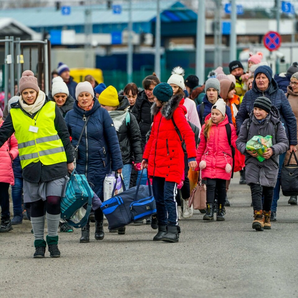 MANGE: Mange har flyktet fra Ukraina. Polen har tatt imot over halvparten av dem. Bildet er fra grensebyen Dorohusk. Bildet viser flyktninger ved grensebyen Dorohusk i Polen. Foto: Lise Åserud / NTB