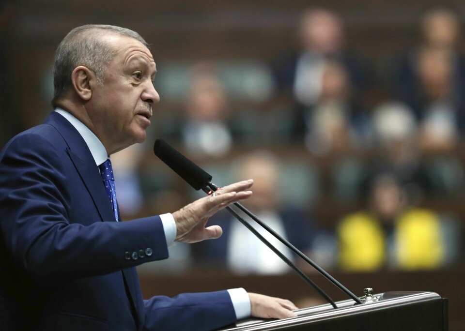 NEI: Recep Tayyip Erdogan gjentar at han vil si nei til å la Sverige og Finland bli med i Nato. De må gjøre som han sier før han vil godta at de blir med. Tyrkias president Recep Tayyip Erdogan har gjort det klart at Tyrkia er motstandere av at Sverige og Finland melder seg inn i Nato. Foto: Turkish Presidency via AP Photo/NTB