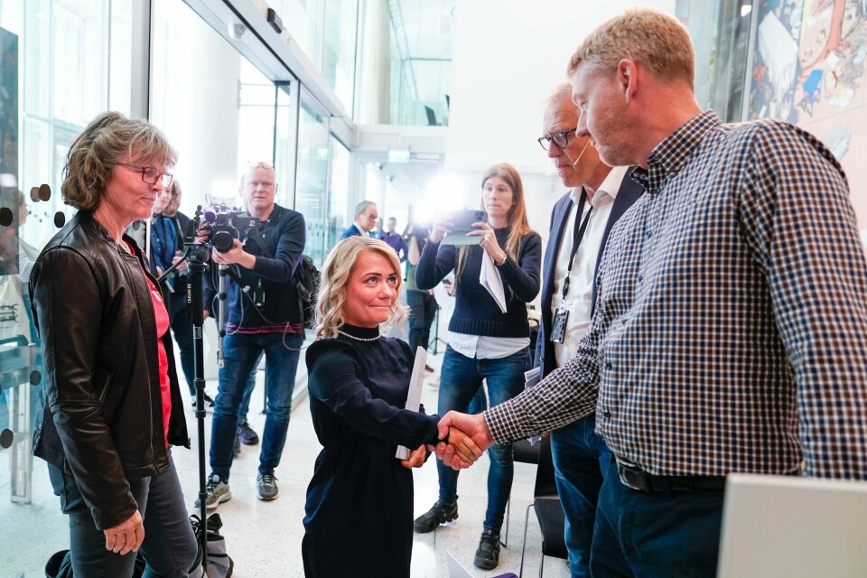 Fra venstre: leder Kjersti Hoff i Norsk Bonde- og Småbrukarlag. Landbruks- og matminister Sandra Borch. Leder Bjørn Gimming i Norges Bondelag. De er blitt enige om årets jordbruksoppgjør. Bildet viser fra venstre leder Kjersti Hoff i Norsk Bonde- og Småbrukarlag, Landbruks- og matminister Sandra Borch og leder Bjørn Gimming i Norges Bondelag. De er blitt enige om årets jordbruksoppgjør.