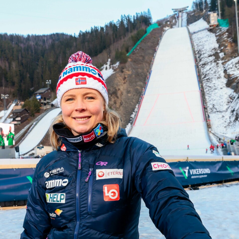 SATSER: Maren Lundby satser på å bli klar til å hoppe på ski for Norge neste vinter. Hun er med på landslaget i år også. Foto: Geir Olsen / NTB Bildet er av Maren Lundby som står foran skiflygingsbkkeni Vikersund. Bildet er tatt på vinterstid. Hun har på vinterklær og lue, og det er snø bakken. Foto: Geir Olsen / NTB