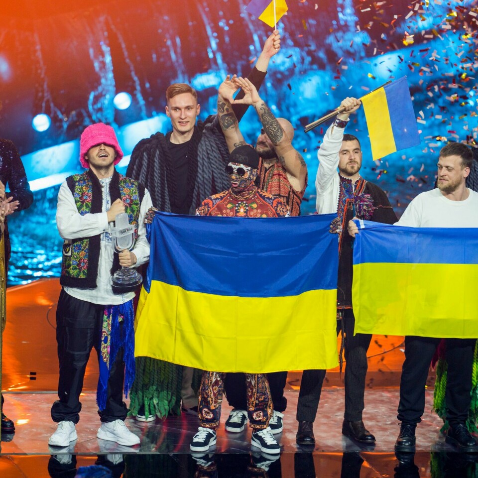 VANT: Ukraina og Kalush Orechestra vant finalen i Eurovision Song Contest. Den var i Pala Olimpico i Torino lørdag kveld.Foto: Heiko Junge / NTB Frontfigur Oleh Psiuk i Kalush Orchestra med trofeet. Foto: Heiko Junge / NTB