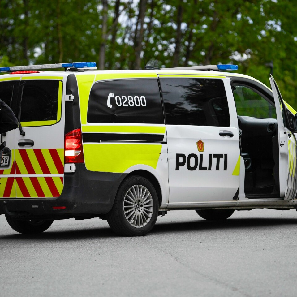 OSLO: En mann ble funnet skutt på Mortensrud i Oslo søndag kveld. Her er politiet på stedet. Bildet viser politiet på stedet etter at en person ble funnet skutt på Mortensrud i Oslo søndag kveld. Foto: Annika Byrde / NTB