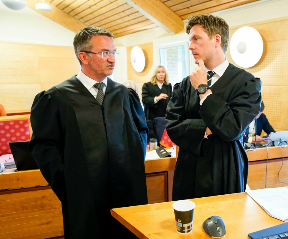 I RETTEN: Rettssaken mot Espen Andersen Bråthen er i gang. Her er advokat Andreas Christiansen (t.h.) og forsvarer Fredrik Neumann. Bildet viser advokat Andreas Christiansen (t.h.) og forsvarer Fredrik Neumann i rettslokalet i Hokksund i Buskerud tingrett på første dag av rettssaken mot Espen Andersen Bråthen. 38-åringen er tiltalt for å ha drept fem personer i et angrep med pil og bue og kniv på Kongsberg 13. oktober 2021. Foto: Lise Åserud / NTB