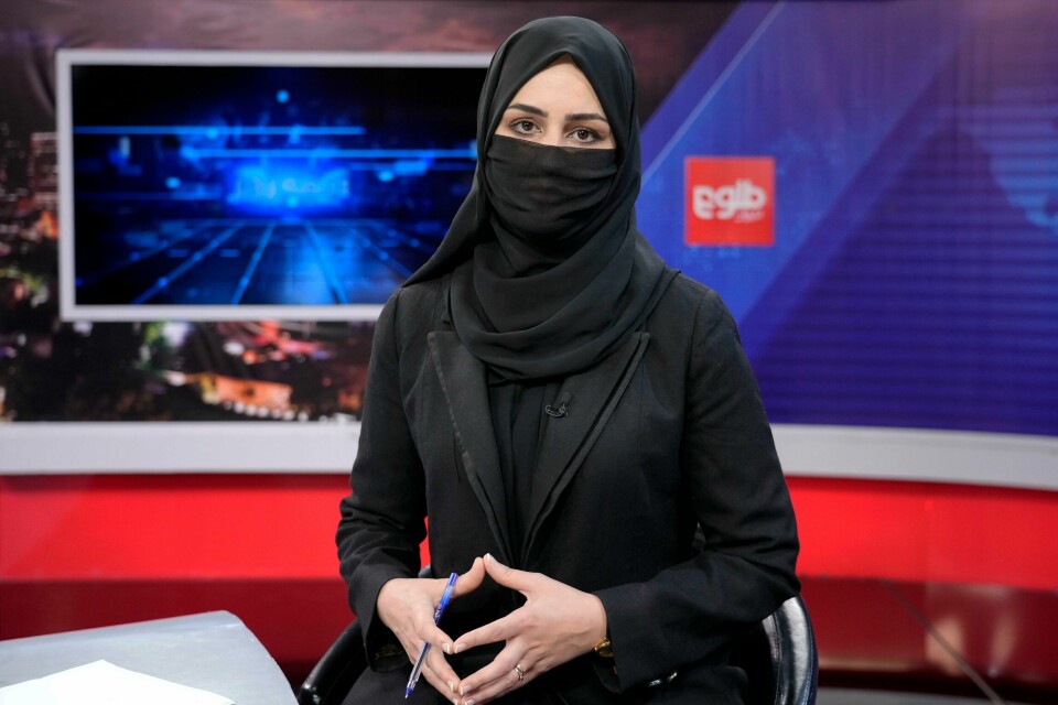 DEKKET TIL: Khatereh Ahmadi presentere nyhetene på TOLOnews søndag. Khatereh Ahmadi presentere nyhetene på TOLOnews i Kabul søndag etter at Taliban begynte å håndheve sitt siste påbud. Foto: Ebrahim Noroozi / AP / NTB