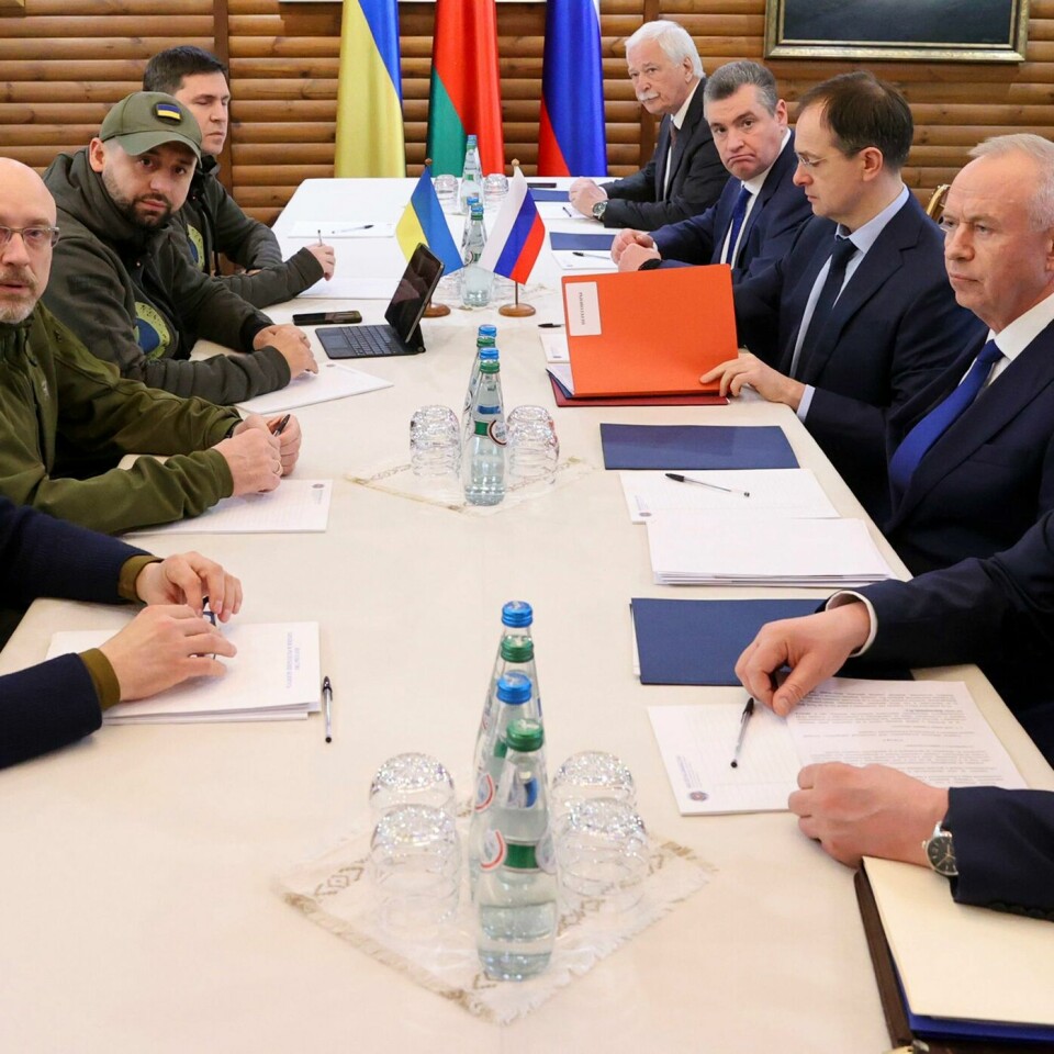FORHANDLINGER: Slik så det ut sist Russland og Ukraina forhandlet om fred. Nå vil Russland prøve på nytt. Delegasjonene fra Ukraina og Russland under mandagens møte i en nasjonalpark i Hviterussland, nær grensa mot Polen. Foto: Belta / Pool / AP / NTB