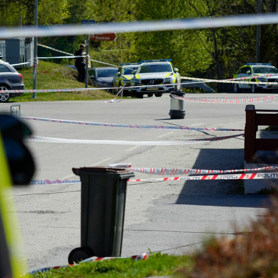 SKADD: Tre personer ble skadd i knivstikking. Det skjedde på Nore i Numedal. Bildet viser området der knivstikkingen skjedde. Tre personer er knivstukket på Nore i Numedal. En mann i 40-årene er siktet for grov kroppsskade.Foto: Lise Åserud / NTB