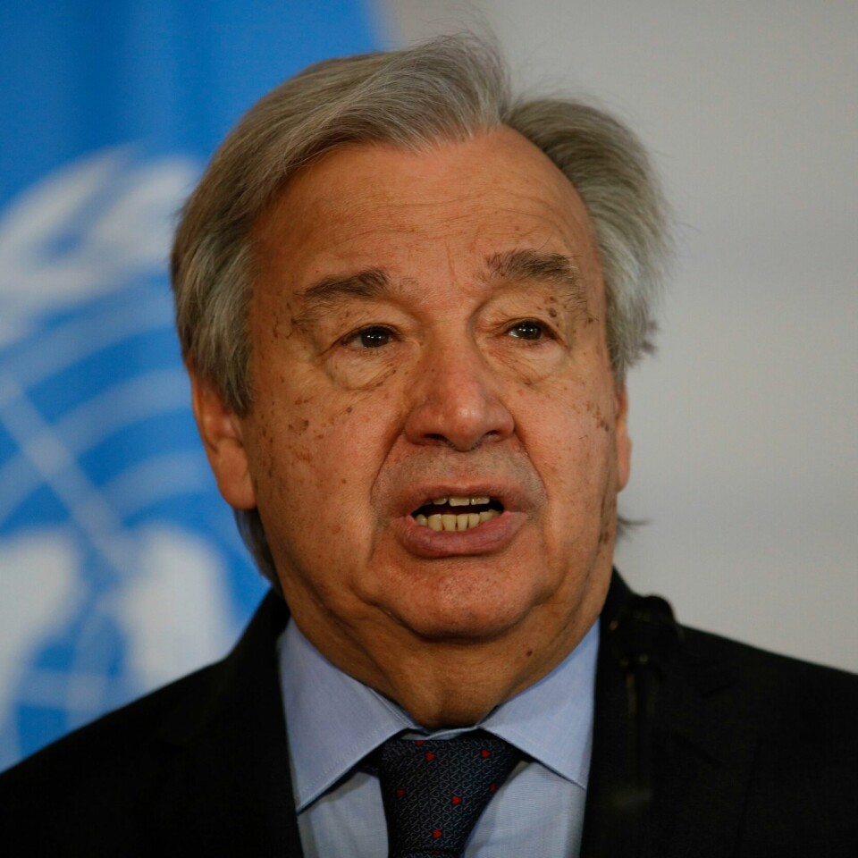 ADVARER: António Guterres sier det er veldig viktig å gjøre noe med måten vi lager og bruker energi. Foto: Theresa Wey / AP / NTB Bildet er av FNs generalsekretær António Guterres. Han har på dress. Det er et blått FN-flagg i bakgrunnen. Det er et hvitt omriss av verdens kontinenter på flagget. De er omgitt av en laurbærkrans. Foto: Theresa Wey / AP / NTB