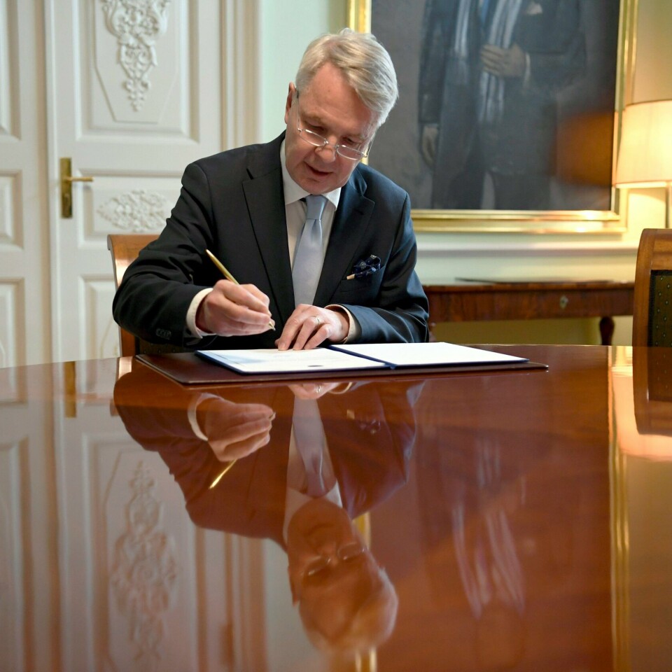 SØKNAD: Utenriksminister Pekka Haavisto undertegnet den finske Nato-søknaden i Helsingfors tirsdag. Bildet er av utenriksminister Pekka Haavisto som undertegnet den finske Nato-søknaden i Helsingfors tirsdag.