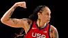 Bildet er av basketballspilleren Brittney Griner. Hun har på seg landslagsdrakta til USA, og holder en arm i været for å feire. Hun har mange tatoveringer og fletter.