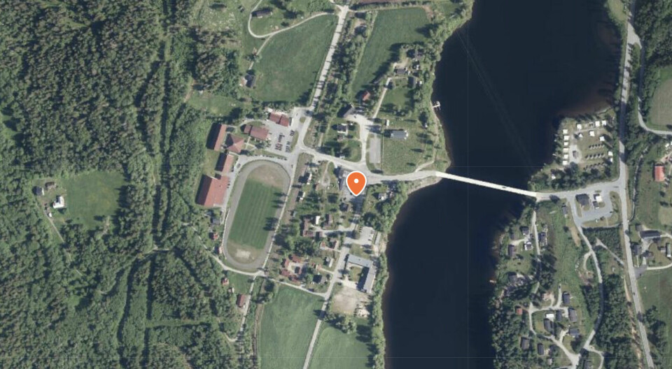 Kvinne utenfor livsfare etter knivstikking Bildet er et flyfoto som viser området der flere personer personer skal være knivstukket. Bildet er tatt før hendelsen. Det er en pil som viser hvor det er en Joker-butikk, hvor flere skal ha blitt skadd i nærheten. Skjermbilde: 1881.no