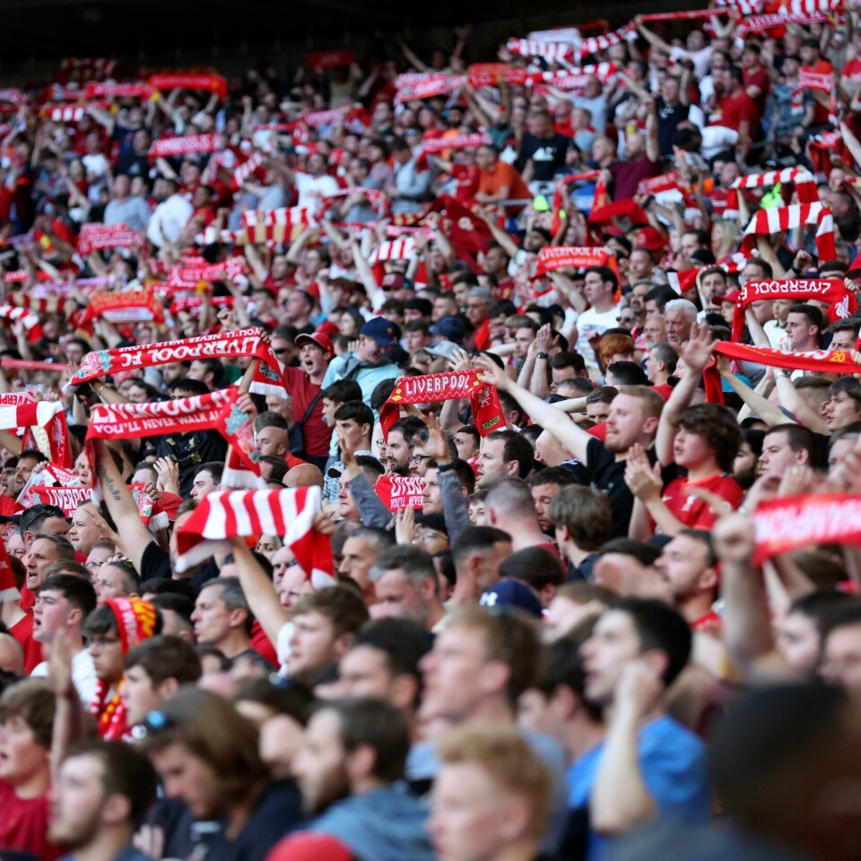 POKALER: Liverpool har allerede vunnet to pokaler denne sesongen. Kan de vinne en tredje? Bildet er fra da de vant FA-Cupen. Liverpool-fansen kunne juble for sesongens andre trofé med seier i FA-cupfinalen mot Chelsea. Foto: Ian Walton / AP / NTB