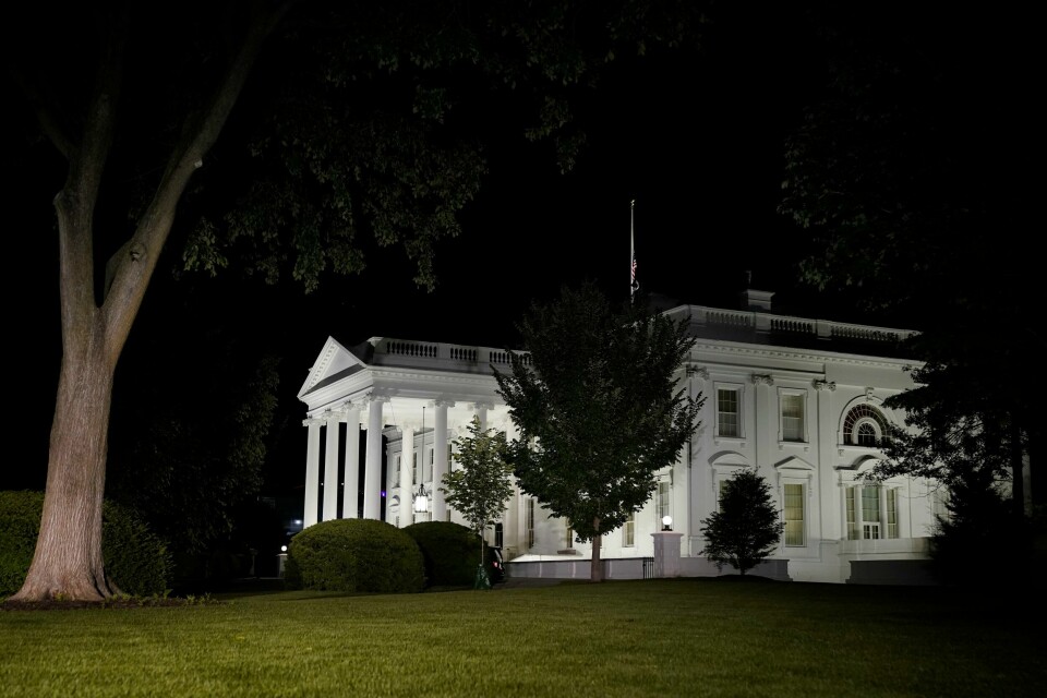 FLAGG: Flagget henger på halv stang i Det hvite hus. Det er en ordre fra president Joe Biden. Bildet er av Det hvite hus. Det er tatt fra utsiden. Bildet er tatt etter at det ble mørkt. Men det er mulig å se USAs flagg henge på halv stang. Foto: Manuel Balce Ceneta / AP / NTB