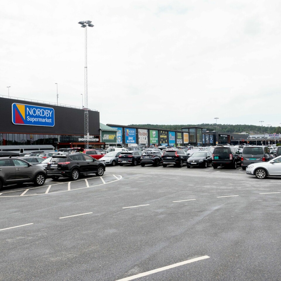 SVERIGE: Nordmenn begynner å finne tilbake til grensehandelen igjen etter pandemien. Bildet er fra parkeringsplassen på Nordby i Sverige. Nordmenn begynner å finne tilbake til grensehandelen igjen etter pandemien.