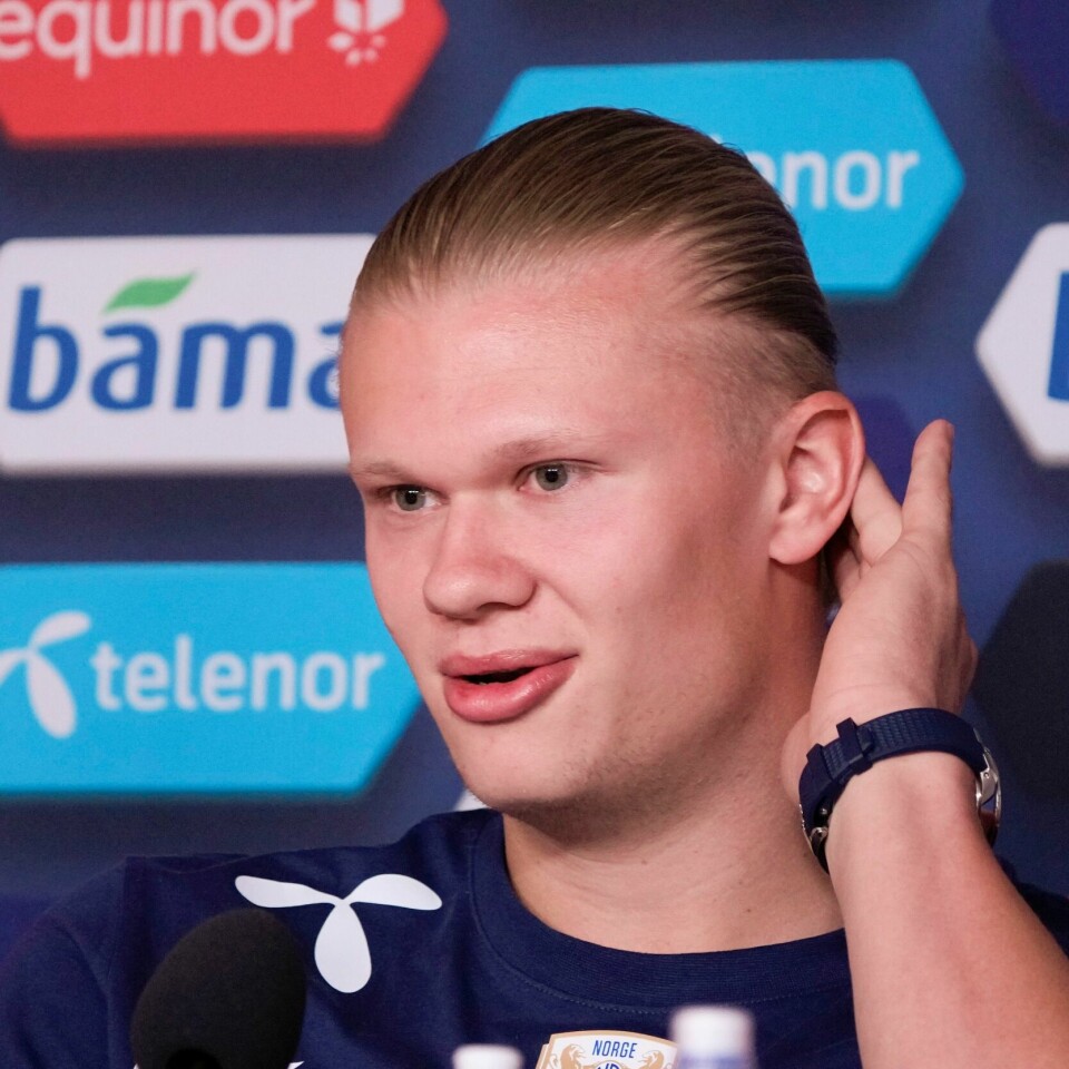 PRESSE: Erling Braut Haaland møtte pressen før en trening med landslaget mandag. Erling Braut Haaland på pressetreff før landslaget i fotball trente på Ullevaal stadion mandag. Foto: Javad Parsa / NTB.