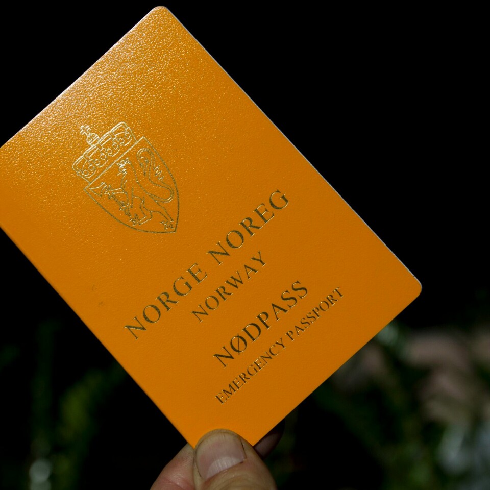 Natt til mandag begybnte de nye og strengere reglene for nødpass å gjelde. Dermed kan ikke lenger utenlandsferien reddes med et nødpass. Folk som kan dokumentere at de oppfyller de nye kriteriene, kan fortsatt få nødpass. illustrasjonsfoto: Terje Bendiksby / NTB Bilde av norsk nødpass. Nå blir reglene strengere for å skaffe det.