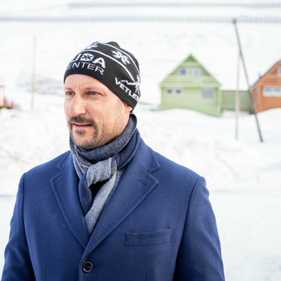 SVALBARD: Her er kronprins Haakon under et besøk på Svalbard i april. Nå er han klar for Grønland. Bildet viser kronprins Haakon under et besøk på Svalbard i april. Foto: Ole Berg-Rusten / NTB
