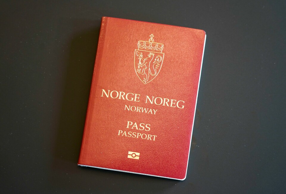 STANS: Finn har sagt stopp for kjøp og salg av passtimer. De vil ha svar fra politiet om det er lov, før de lar det det fortsette. Bildet er av et rødt, norsk pass. Foto: NTB