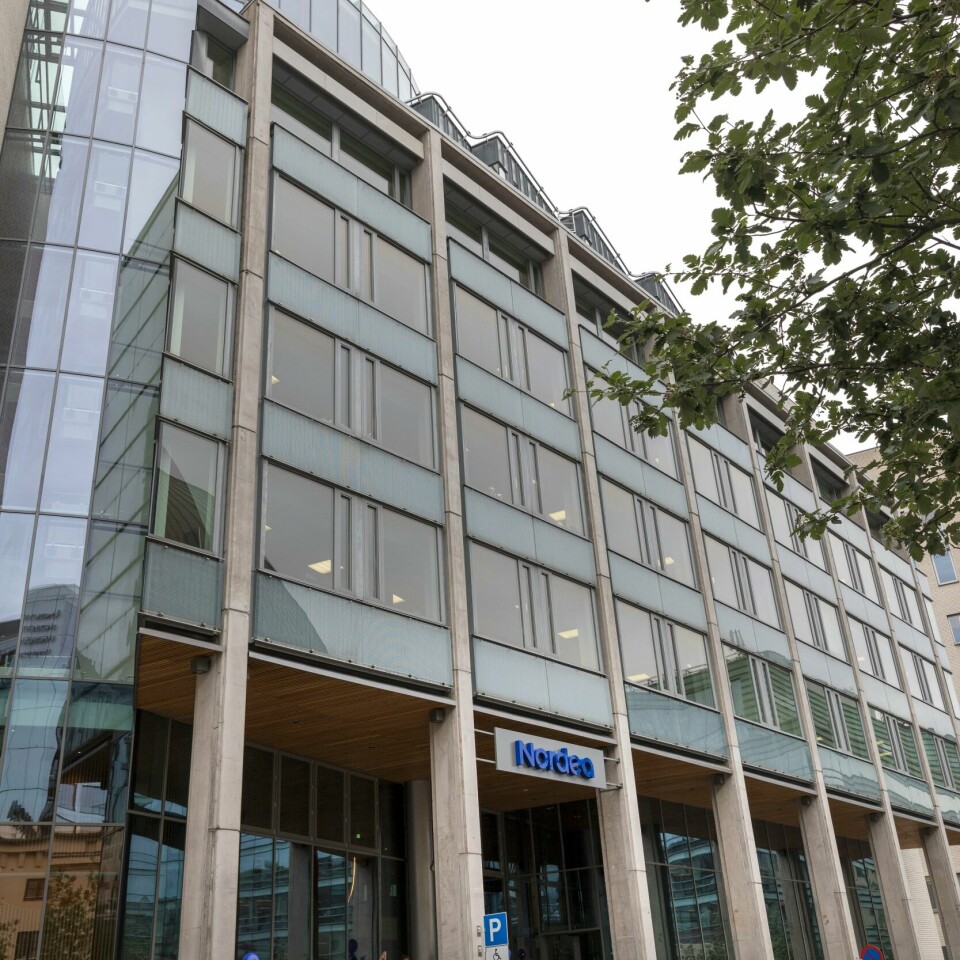 POLITI: Flere politi ble sendt til hovedkontoret til Nordea på Majorstuen tirsdag morgen. Politiet pågrep fem personer, hvor to av dem er siktet for grov korrupsjon. Politiet aksjonerte mot Nordeas hovedkontor på Majorstuen og flere private adresser tirsdag. Fem personer er pågrepet og siktet for grov korrupsjon eller medvirkning til dette. Foto: Gorm Kallestad / NTB