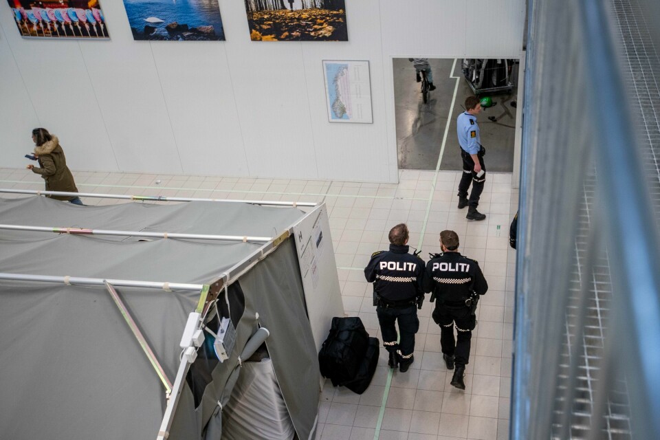 FÅ: Færre flyktninger melder om krigsforbrytelser i Ukraina. Det skjer etter at politiet tok bort politiposten ved Nasjonalt mottakssenter i Råde. De byttet til elektronisk innsamling av forklaringer. Foto: Javad Parsa / NTB Bildet viser politifolkpå Nasjonalt mottakssenter i Råde. Dit kommer mange flyktninger fra Ukraina.Foto: Javad Parsa / NTB