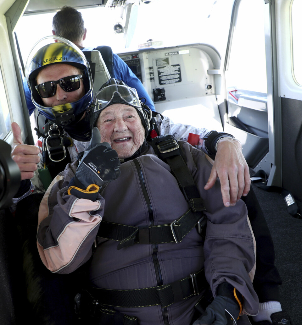 BLID: Rut Larsson før hun skulle hoppe i fallskjerm. Rut Larsson er klar til å hoppe i fallskjerm sammen med Joackim Johansson i Motala. For tre år siden satte hun sin første verdensrekord. Nå har hun gjort det igjen. Foto: Jeppe Gustafsson / TT / NTB