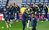Bildet er av det ukrainske fotballandslaget som trener. Det skjer på en grønn bane med tribuner i bakgrunnen. Foto: Andy Buchanan
