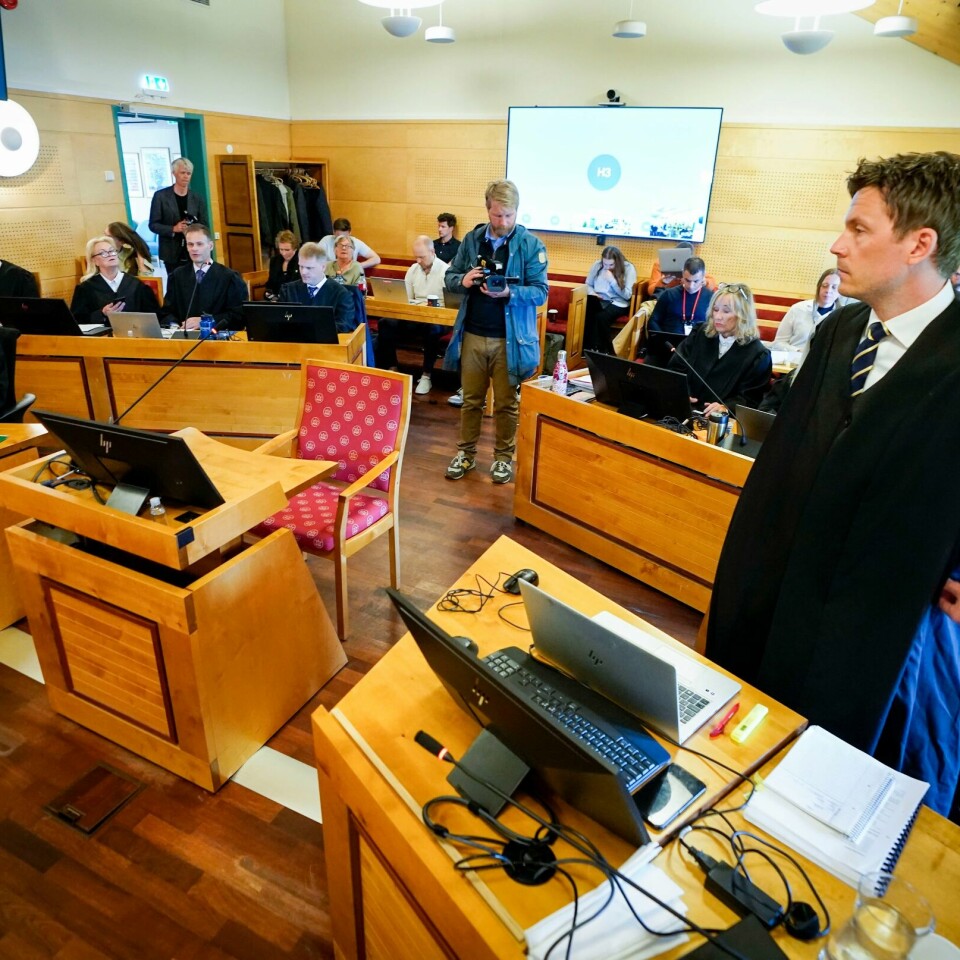 SVAR: Espen Andersen Bråthen var en av de som svarte på hva som skjedde den kvelden i fjor da han drepte fem personer. Bildet er fra rettslokalet til Buskerud tingrett i Hokksund. Det er advokater i svarte kapper i forgrunnen. Bildet er tatt fra fremst i rettslokalet. Foto: Lise Åserud / NTB