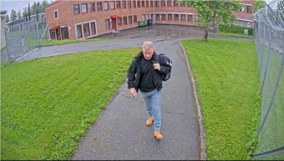 RØMTE: Stig Millehaugen rømte fra Trondheim fengsel sist onsdag. Bildet viser overvåkningsfoto av etterlyste Stig Millehaugen der han går ut av Trondheim fengsel onsdag morgen. Foto: Trøndelag politidistrikt / NTB