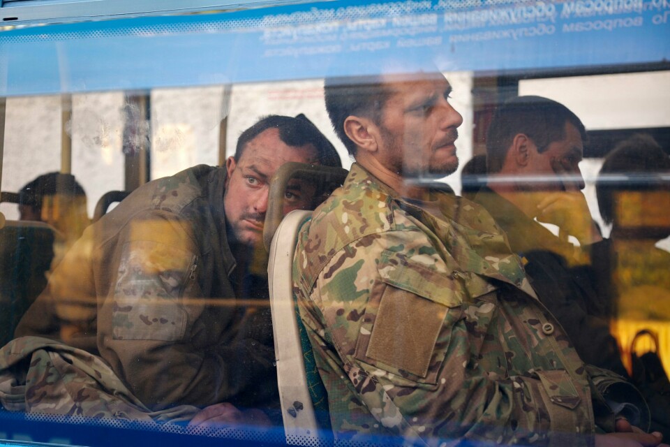 TATT: Ukrainske soldater fotografert etter at de ble hentet ut fra stålverket Azovstal i Mariupol. IUkrainas president Volodymyr Zelenskyj tror at soldatene er i russisk varetekt. Det kan gjelde mer enn 2.500 av soldatene. Foto: Aleksej Aleksandrov / AP / NTB Ukrainske soldater fotografert etter at de ble evakuert fra det beleirede stålverket Azovstal i Mariupol. Ifølge Ukrainas president Volodymyr Zelenskyj kan flere enn 2.500 av soldatene som forskanset seg der, være i russisk varetekt. Foto: Aleksej Aleksandrov / AP / NTB