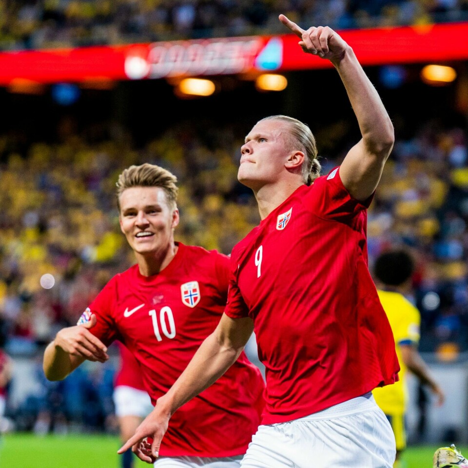 VERDI: Erling Braut Haaland er den tredje dyreste fotballspilleren i verden. Norges Erling Braut Haaland jubler med Martin Ødegaard etter mål mot Sverige. Foto: Fredrik Varfjell / NTB