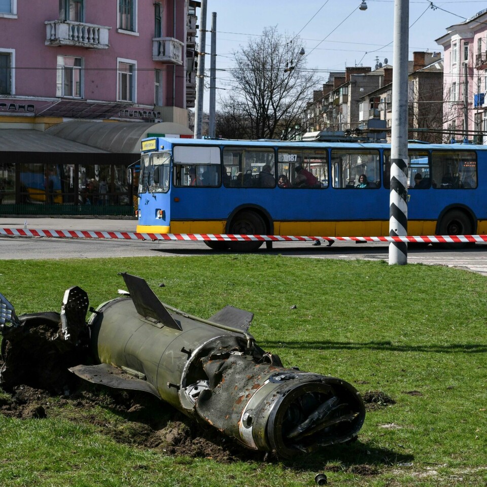 NATO: Forsvars-samarbeidet ønsker å hjelpe Ukraina med å vinne krigen. Derfor skal de nå sende mer moderne våpen til landet. Krigen i Ukraina er i ferd med å bli en utmattelseskrig, der tilgangen på reservedeler og ammunisjon kan bli avgjørende. Her ligger restene av en Totsjka-U-rakett på bakken i Kramatorsk. Foto: Andriy Andriyenko / AP / NTB