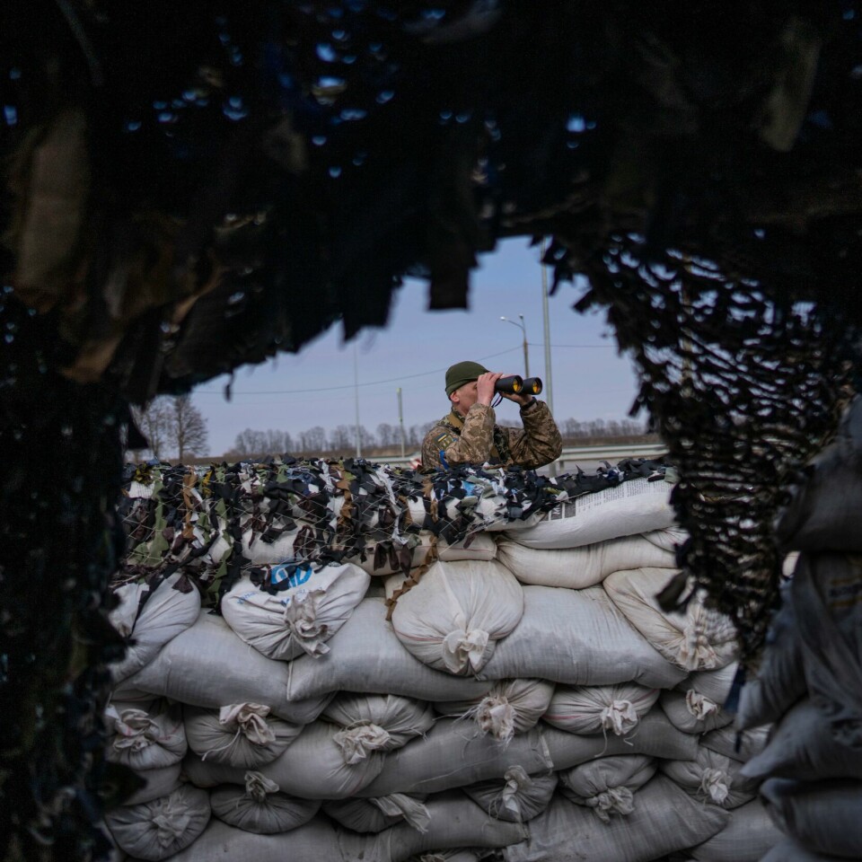 SKADDE: Mange soldater fra Ukraina er blitt skadd i krigen. Nå har Norge tatt i mot den første gruppa med soldater som trenger behandling. Bildet viser en ukriansk soldat i Lityn i Ukraine. (AP/Rodrigo Abd) Bildet viser en soldat fra Ukraina som ser gjennom en kikkert.