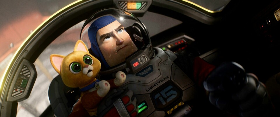 FORBUD: Flere land har laget forbud mot å vise filmen «Lightyear». Bildet er av animasjonsfilm-figuren Buzz Lightyear i et romskip. Han har på romdrakt og har en katt på skulderen. Foto: Disney / Pixar / AP / NTB