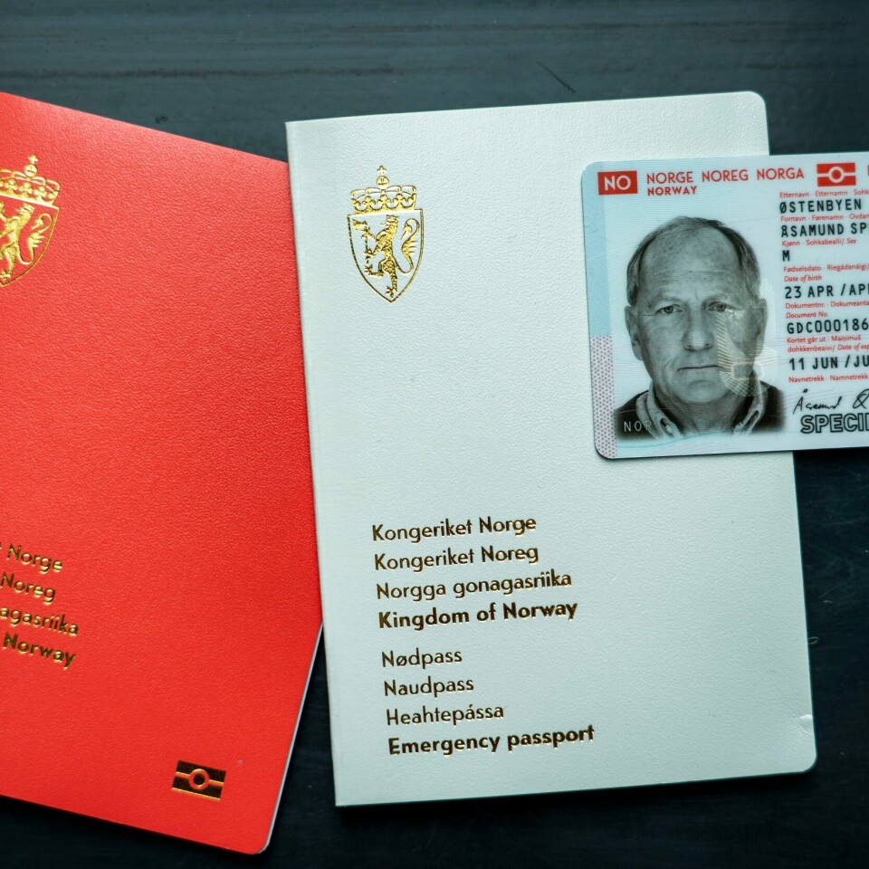 FERIE: Det har vært problemer med å skaffe pass den siste tiden. For bare en uke siden måtte det være spesielle årsaker til at du skulle få nødpass. Nå vurderer politiet å gjøre det lettere igjen. Stor pågang og problemer med blant annet papir og sikkerhetsbrikke bidro til at det ble produsert langt færre pass enn det var behov for Illustrasjonsfoto: Heiko Junge / NTB
