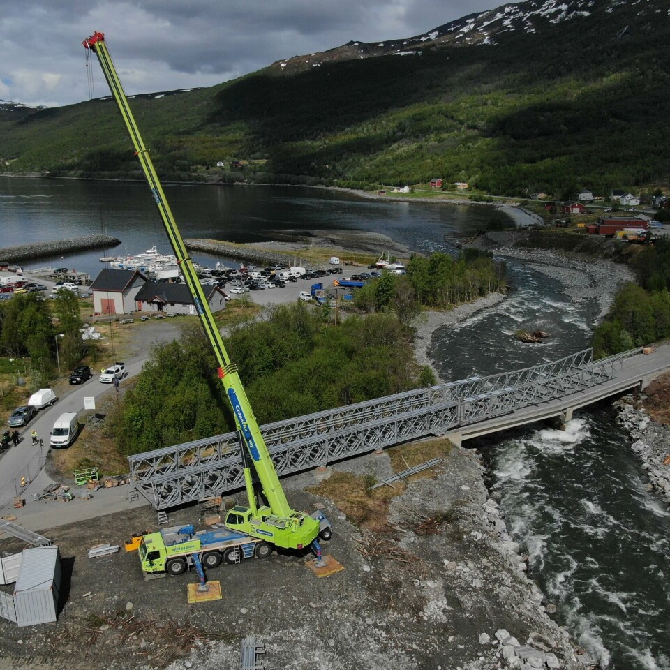 BRU: Endelig r en midlertidig bru på plass. Dermed kan folk igjen krysse Badderen på E6 i Nord-Troms Foto: Frode Lyng Hansen / Statens vegvesen / NTB Bildet viser den midlertidige brua over Badderen. Foto: Frode Lyng Hansen, Statens vegvesen / NTB