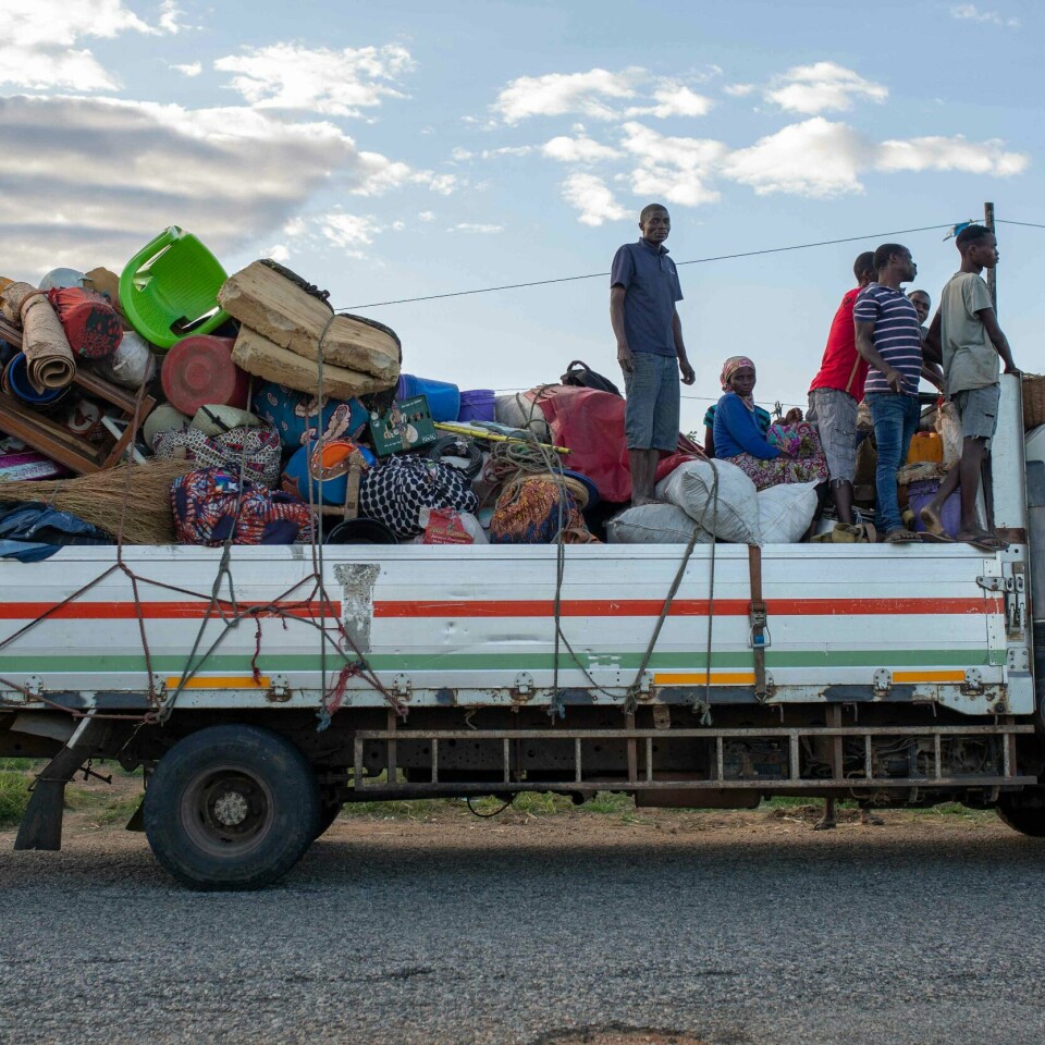 FLUKT: Flere tusen personer skal være på flukt i Mosambik etter nye angrep fra islamister. Bildet er av folk på flukt i Mosambik. Noen av dem står på planet av en lastebil med masse eiendeler. Foto: Alfredo Zuniga / AFP