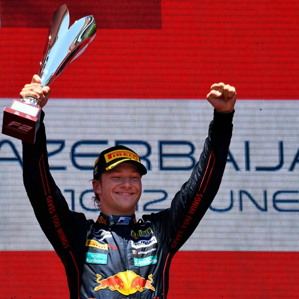 SEIER: Dennis Hauger vant sitt første hovedløp i Formel 2 denne helga. Det fikk han 25 poeng for. Nå er han nummer fem på lista over førere. Dennis Hauger vant hovedløpet i Baku søndag.Foto: Grand Prix Photo / NTB