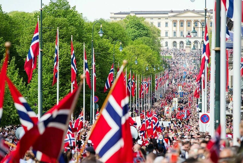 BARNETOGET: 17. mai vifter folk over hele Norge med flagg. Dette bildet er fra barnetoget i Oslo.