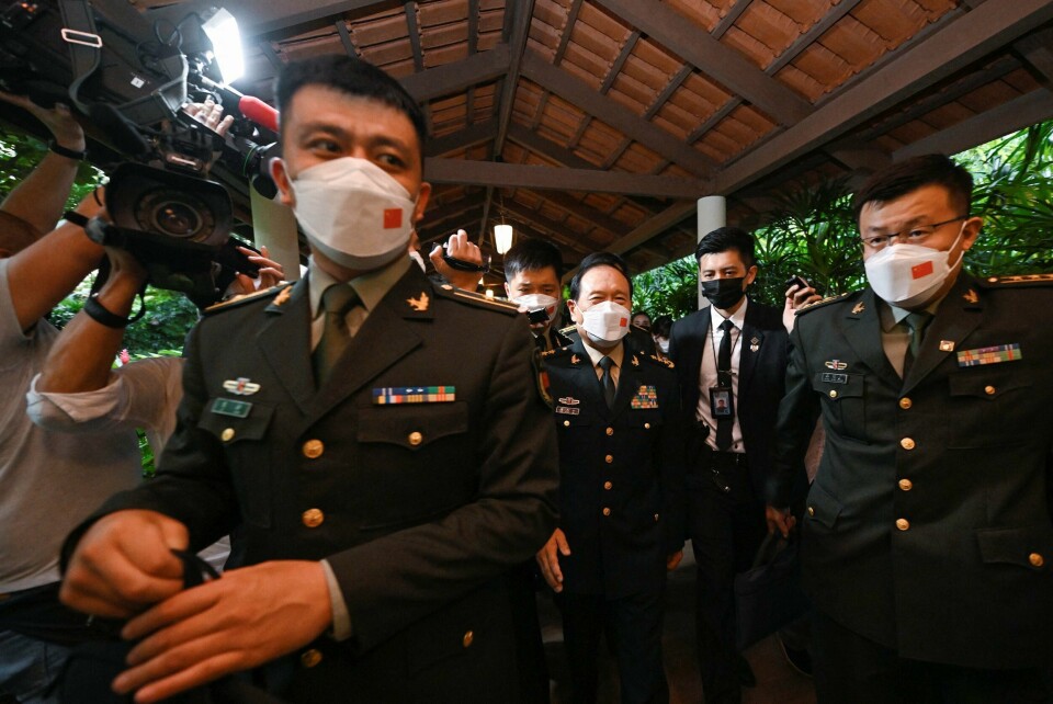 TRUER: Wei Fenghe truer med krig hvis Taiwan erklærer seg som uavhengig land. Bildet er av Kinas forsvarsminister Wei Fenghe. Han har på en generaluniform. Han er omgitt av andre i uniform. Foto: Caroline Chia / Reuters