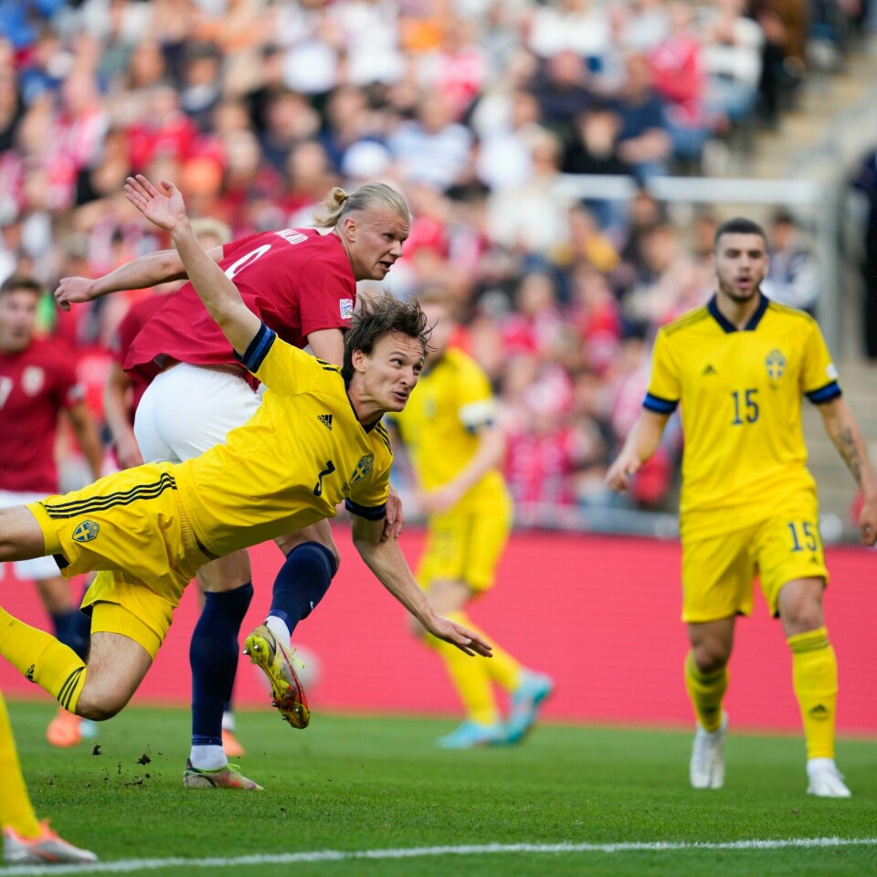 MÅL Erling Braut Haaland har fått hodet på ballen foran svenske Hjalmar Ekdal. Han nikket Norge i ledelse på Ullevaal. Foto: Javad Parsa / NTB Bildet viser Erling Braut Haaland under kampen mot Sverige. Han har fått hodet på ballen foran svenske Hjalmar Ekdal. Haalannd nikket Norge i ledelse på Ullevaal. Foto: Javad Parsa / NTB