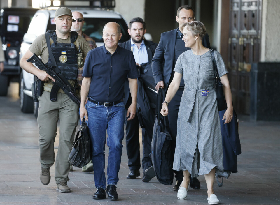 SIKKER: Scholz og de andre ble fulgt av vakter da de kom til Kyiv torsdag morgen. Tysklands statsminister Olaf Scholz ankom torsdag morgen Ukrainas hovedstad Kyiv med samme tog som Frankrikes president Emmanuel Macron og Italias statsminister Mario Draghi. Foto: AP / NTB