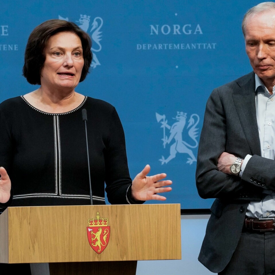 KLART: Libe Rieber-Mohn og Frode Forfang sier alle ukrainere som kommer til Norge skal få rask hjelp. Bilde er av IMDi-direktør Libe Rieber-Mohn og Frode Forfang som er direktør i UDI. De har på mørke og formelle klær, og står på en scene med talerstol. Foto: Cornelius Poppe / NTB