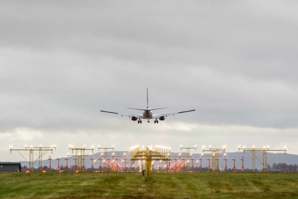 FLYTEKNIKERENE: Fredag morgen er det ikke meldt om noen kanselleringer som følge av streiken blant flyteknikerne. Bildet viser et fly som er på vei inn for landing på Oslo lufthavn. Fredag morgen er det ikke meldt om noen kanselleringer som følge av streiken blant flyteknikerne.