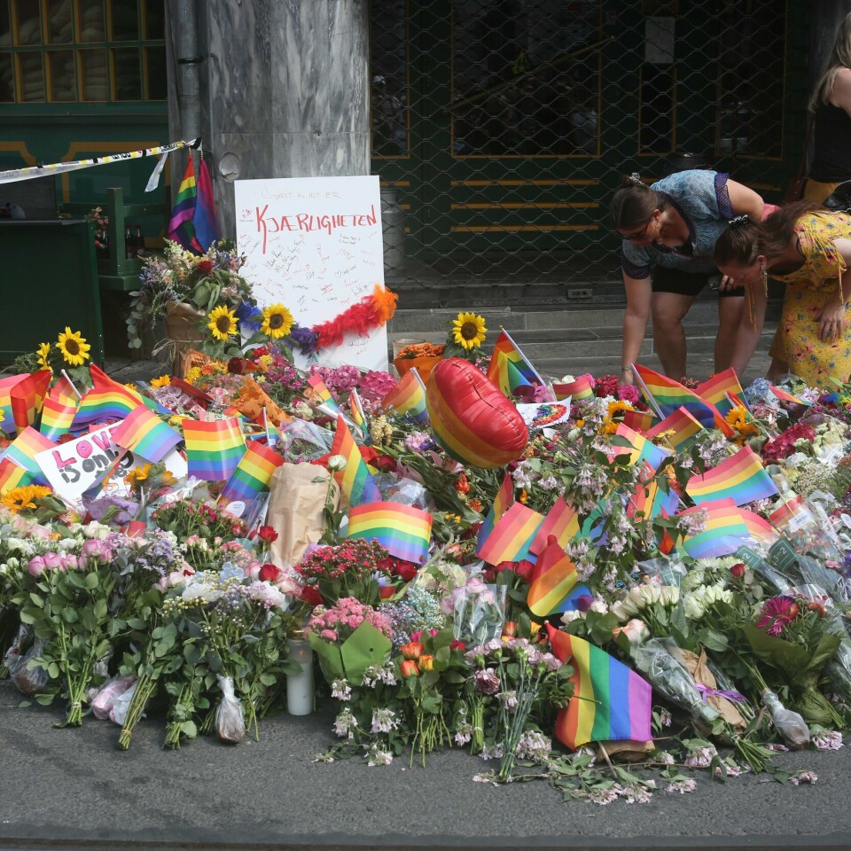 SØRGER: Folk legger stadig flere blomster ved London Pub. Det var utenfor denne puben og puben Per på hjørnet at skytingen skjedde natt til lørdag. To menn ble drept. Bildet viser to kvinner som legger ned blomster ved puben der skytingen skjedde i Oslo natt til lørdag.