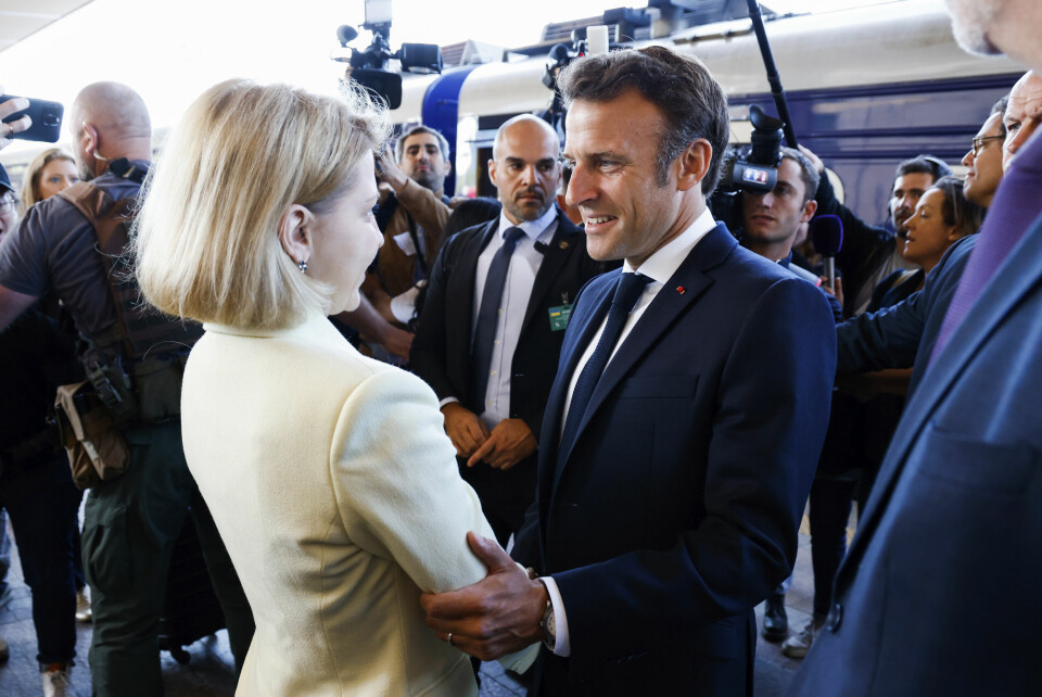 VELKOMST: Iryna Veresjtjuk tok imot Macron han kom til Kyiv. Hun er visestatsminister i Ukraina. Ukrainas visestatsminister Iryna Veresjtsjuk tok imot Frankrikes president Emmanuel Macron da han ankom Kyiv torsdag. Foto: AP / NTB