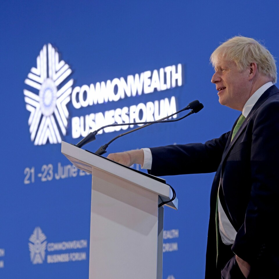 TALE: Boris Johnson fortalte om planen for mer fornybar energi i Afrika torsdag. Det skjedde i en tale han holdt på et møte i Rwanda. Storbritannias statsminister Boris Johnson talte torsdag til forsamlingen i Commonwealth Business Forum i Rwanda. Der kunngjorde han et norsk-britisk samarbeid om vannkraft i Afrika. Foto: Dan Kitwood / AP / NTB