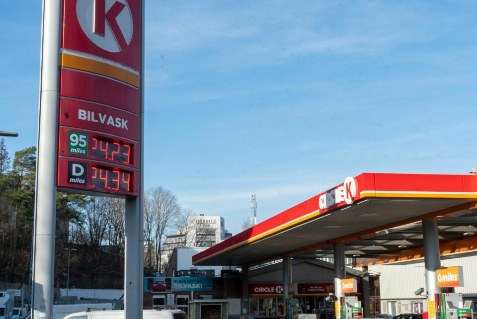 DRIVSTOFF: Det blir dyrere og dyrere å fylle tanken med bensin eller diesel. Det blir dyrere og dyrere å fylle tanken med bensin eller diesel. Foto: Terje Pedersen / NTB
