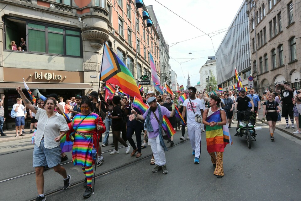 PARADE: Den offisielle Pride-paraden ble avlyst. Men folk i Oslo samlet seg likevel til spontant tog. Toget gikk fram til London Pub, der skytingen skjedde utenfor. Bildet viser folk i Pride-parade i Oslo sentrum. De er kledd i fargerike klær og har regnbueflagg.