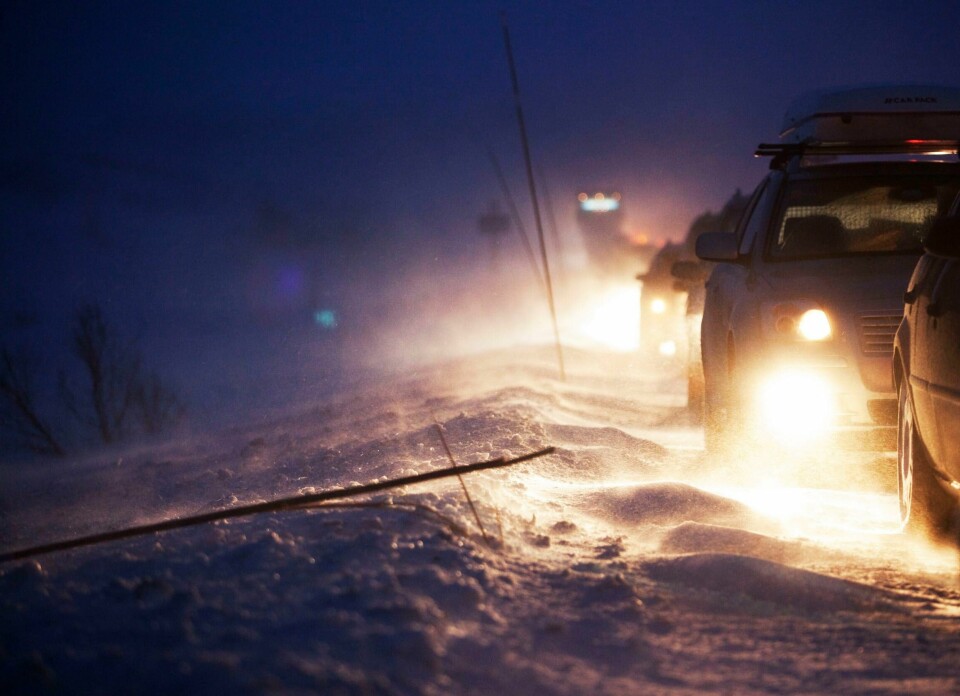 MER: Onsdag snør og blåser det mye sør i Norge. Det blir en pause torsdag, men fredag blir det mer snø og vind. Skal man ut og kjøre, er det veldig smart å sjekke forholdene på veiene før man drar. Her fra en tidligere kolonnekjøring på riksvei 52 over Hemsedalsfjellet. Arkivfoto: Kyrre Lien / NTB