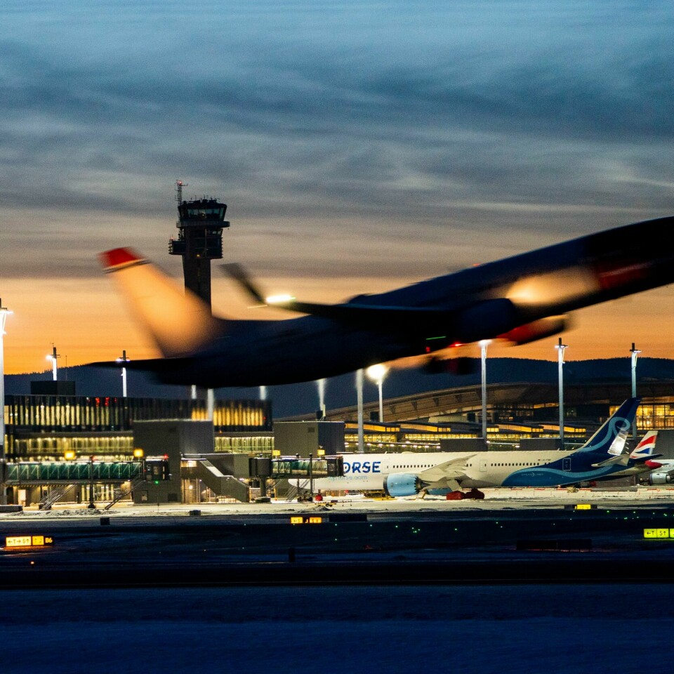 STREIK: Flyteknikere streiker flere stedet i landet. Fra helgen kan enda flere bli tatt ut i lockout. Det vil få store følger for folk som skal på reise. Bildet er av et fly som letter av fra Oslo lufthavn. Sola er bare såvidt oppe over horisonten, og det er skyer på himmelen. Foto: Håkon Mosvold Larsen / NTB